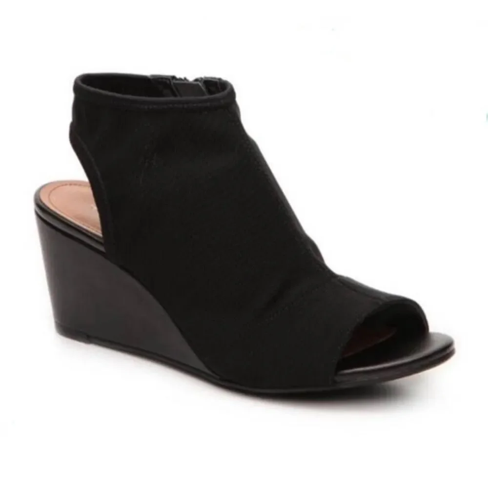 NWOT Tahari Sindi Wedges
